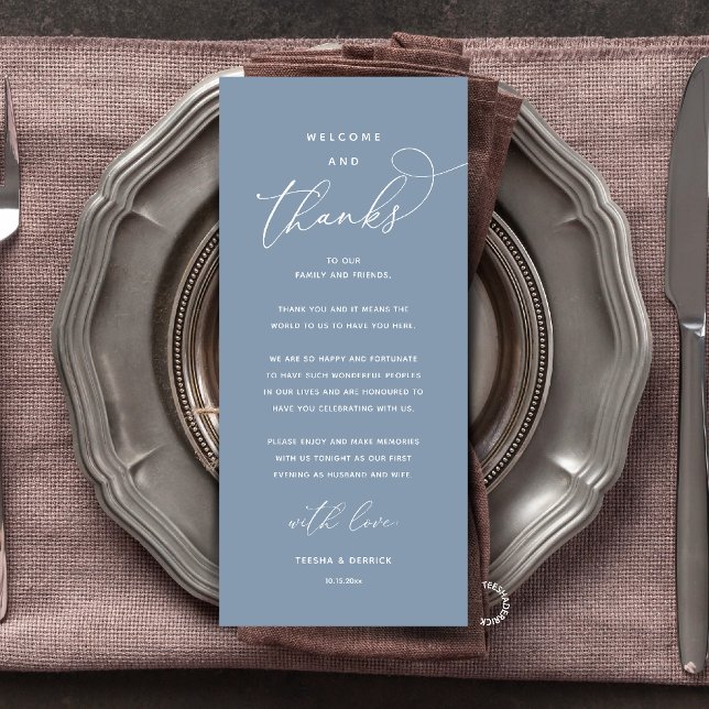 Cartão de Boas-Vindas e Agradecimento para Convida (Modern Elegant Wedding Reception "Welcome and Thanks" Table Card for Guest in Dusty Blue)