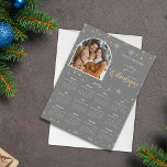 Cartão de Calendário Magnético de Foto em Floco de<br><div class="desc">Calendário de cartões magnéticos com fotografia e saudação de Natal. Apresenta a sua fotografia selecionada juntamente com uma saudação personalizada e o calendário 2025 num fundo de flocos de neve do inverno.</div>