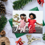 cartão de cartões de natal de natal moderno alegre<br><div class="desc">inscrição alegre moderna com imagem de feriado familiar e texto branco</div>