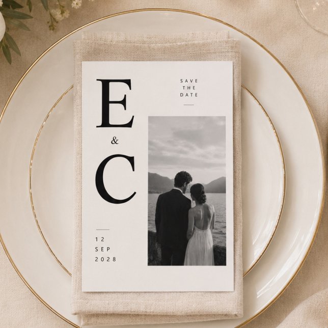 Cartão de Casamento Bold Monogram Save The Date. (Criador carregado)