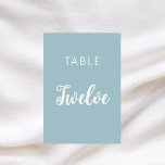 Cartão de casamento clássico azul Dusty<br><div class="desc">Um fundo azul empoeirado,  texto branco. Personalize e adicione seus números de tabela. Adicione seus números um a um.</div>