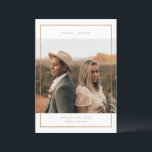 Cartão de Casamento Salvar a Data com Foto em Mold<br><div class="desc">Anuncie seu casamento próximo à família e amigos com nosso cartão de anúncio de casamento com foto com divertida letra manual e arte de linha floral elegante.</div>