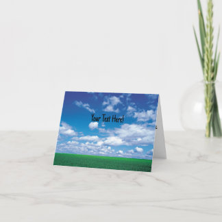Cartão de céu azul com nuvens fofas e grama verde