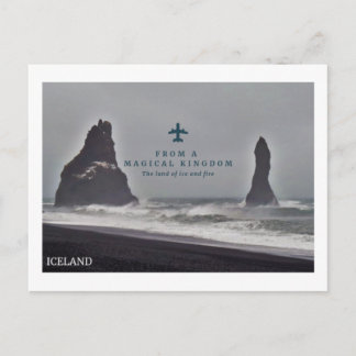 Cartão de colunas pretas de Icelan'd no mar, Vik