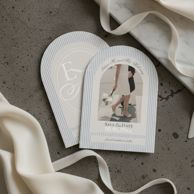 Cartão de Compromisso de Foto com Listra Azul de D (Old Money Script Blue Stripe Photo Save the Date Invitation)