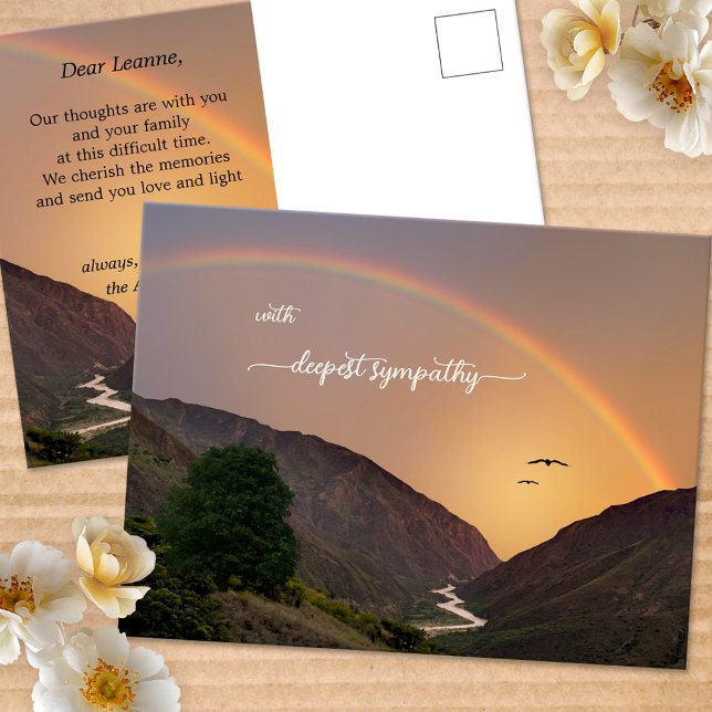 Cartão de Condolências Arco-íris de Profunda Simpa (Sympathy postcard featuring a mountain scene with a river flowing into the ocean, with a rainbow)