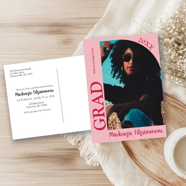 Cartão de Convite de Formatura com Foto Simples e  (Pink and Red Simple Preppy Photo Graduation Invitation Postcard)