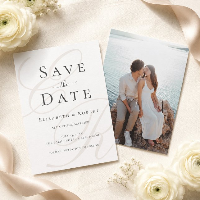 Cartão de Data de Salvamento de Foto de Monograma  (Minimalist Monogram Photo Save the Date Card on a table with white flowers and beige silk ribbons)
