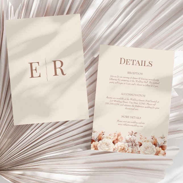 Cartão de Detalhes de Casamento Bege Rosado com Mo (Rose Gold Floral Monogram Details Enclosure Card on a sunny boho neutral dry palm leaf.)