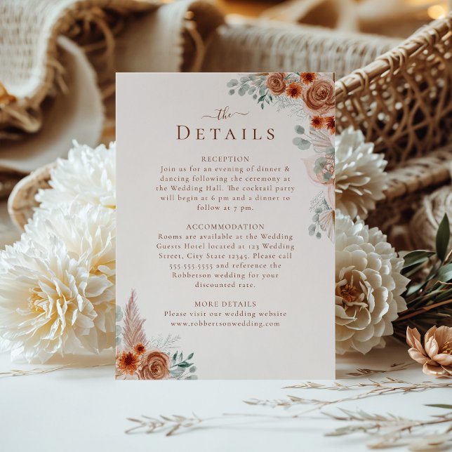 Cartão de Detalhes de Casamento com Grama Pampas F (Boho Floral Pampas Grass Wedding Details Card on a sunny table with boho flower bouquet)