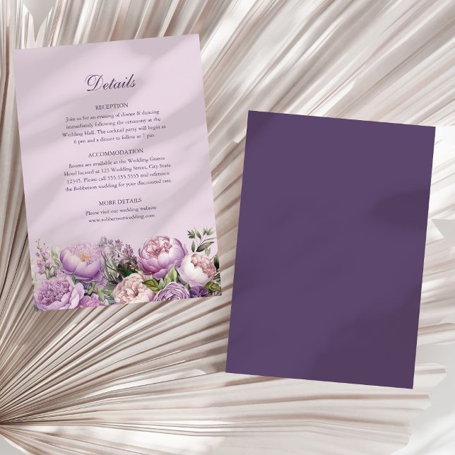 Cartão de Detalhes de Casamento de Boho Lilac Peon (Boho Lilac Peonies Wedding Details Card on a boho dry palm leaf.)