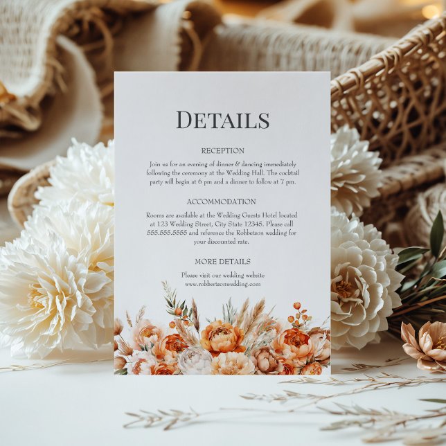 Cartão de Detalhes de Casamento de Flor Seca e Cor (Coral and Peach Dry Flower Wedding Details Card on a sunny table with a boho flower bouquet.)