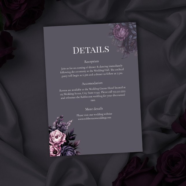 Cartão de Detalhes de Casamento Floral Ameixa Góti (Gothic Plum Floral Wedding Invitation on a gothic wedding table with dark roses)