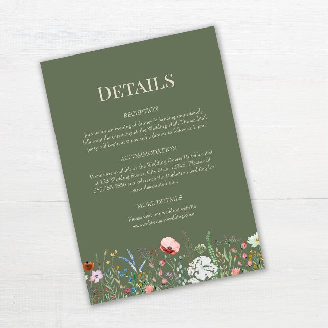 Cartão de Detalhes do Casamento de Flores Selvagen (Sage Green Wildflowers Wedding Details Card on white wooden table.)