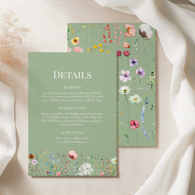 Cartão de Detalhes do Casamento de Sage Green Wild (Sage Green Wildflower Wedding Details Card on a silk tablecloth with botanicals)