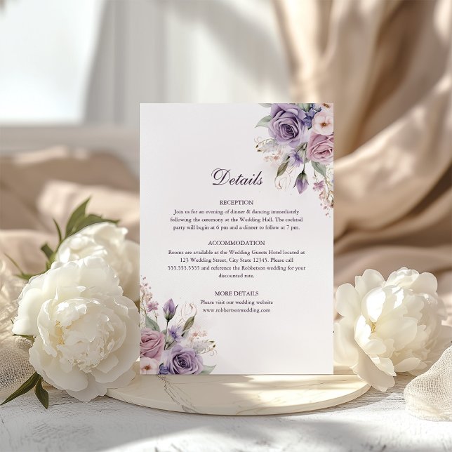 Cartão de Detalhes do Casamento Floral Boho Mave e (Boho Mave and Lilac Floral Wedding Details Card on a boho table with white peonies)