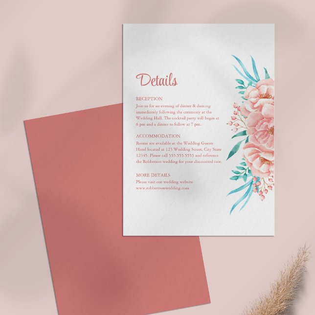 Cartão de Detalhes do Casamento Floral de Peach e  (Peach and Tosca Floral Wedding Details Card on a pale pink table.)