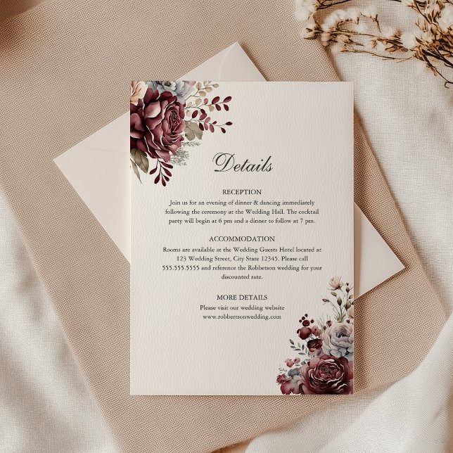Cartão de Detalhes do Casamento Floral Elegante Bo (Elegant Boho Floral Wedding Details Card on an elegant wedding table.)