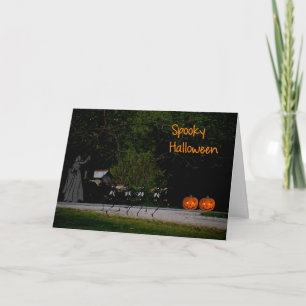 Cartão de Dia das Bruxas Spooky com Esqueletos Da