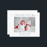 Cartão de Feriado de Estatísticas de Fotografias d<br><div class="desc">Cartão de Feriado de Natal de Recém-Nascidos. Um preço orçamentário - cartão plano MAIS PEQUENO de 4, 5" x 5, 6" para as suas saudações festivas e para anunciar a sua feliz notícia do seu bebê precioso ao mesmo tempo. NOTA: o envelope fornecido com esta placa é ligeiramente maior que...</div>