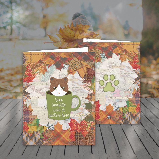 Cartão de Feriado de Quebra de Queda de Cat (The Fall Break Cat Folded Holiday Cards are above the table in the autumn forest. )