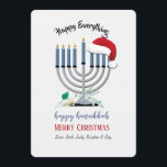 Cartão de Feriado Menorah e Santa Hat<br><div class="desc">Um cartão de Natal Hanukkah, com menorah e chapéu de Papai noel. Perfeito para a multidão "Holiday Season". Projetado por Rawpixel.com). Desenhado por Freepik). Projetado por Freepik). () A placa é fácil de personalizar com seu texto, fonte e cor da fonte.() Não exatamente o que você está procurando? Todos os...</div>