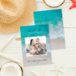cartão de férias da família de praia do oceano mod<br><div class="desc">design de cartão de natal na moda com a combinação de tendências de fontes em negrito e script,  espaço para a sua foto escolhida na frente com a praia e o gráfico do mar ao contrário</div>