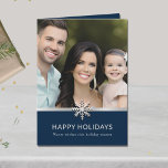 Cartão de Férias da Família Elegante<br><div class="desc">Envie seus desejos mais calorosos neste feriado com este elegante Cartão de Férias da Família. A frente mostra a sua querida foto de família emoldurada por uma borda de prata metálica e um floco de neve cativante, enquanto um marinho de faixa azul abaixo lê "Felizes Feriados com Desejos Quentes". Dentro,...</div>