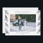 Cartão de Férias da Família Feliz de Natal<br><div class="desc">Traga o feriado com este cartão da família Feliz Natal,  enquadrado em galhos sagrados. Personalize facilmente com sua mensagem,  nomes e ano,  e suas fotos favoritas na frente e no verso do cartão.</div>