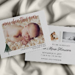 Cartão de Férias de Anúncio de Nascimento de Natal<br><div class="desc">Compartilhe com toda a sua família e amigos que você mais animou este ano. Este simples anúncio de nascimento elegante será a forma perfeita de anunciar a chegada do seu novo bebê. Personalize o texto na parte frontal e traseira da placa. Personalize com 1 foto na frente e 3 fotos...</div>