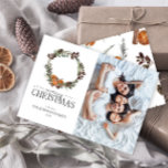 Cartão de Férias de Boho Winter Citrus Wreath<br><div class="desc">Apresentando o Cartão de Férias de Feriado de Boho Winter Citrus Wreath! Este simples e elegante cartão de férias é perfeito para espalhar alegria nesta temporada. Apresentando sua foto de orientação vertical (retrato) favorita à direita, e uma coroa de cor d'água pintada manualmente de citros, grampos de pinheiro, anis de...</div>