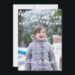 Cartão de Férias de Luz de Natal<br><div class="desc">As balas das Luzes de Natal brancas e o ditado bonitinho, Feliz e Brilho, destacam uma foto favorita neste cartão de feriado divertido e festivo. A parte de trás deste cartão é uma roupa de cinza ilustrada, que a mantém simples e elegante para uma mensagem escrita à mão pessoal. Este...</div>