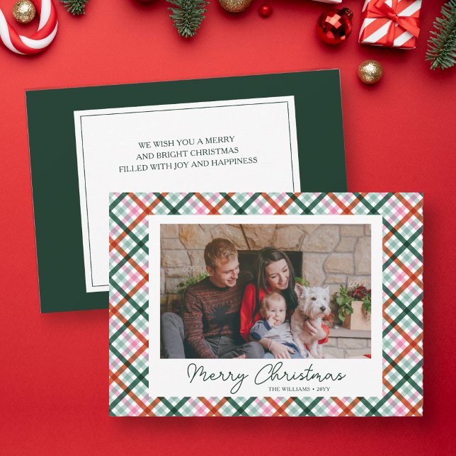 Cartão de Férias de Natal Moderno para a Família F (Family Photo Card, modern gingham in pink, red and green. Personalized with family name.)