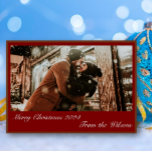 Cartão de Férias de Natal Neve<br><div class="desc">Capture a alegria e o calor da temporada de festas com o Cartão de Férias de Natal Snowy. Apresentando uma cena encantadora de um casal em roupas de inverno, rindo juntos fora de uma loja coberta de neve, esta carta é uma maneira perfeita de compartilhar seu espírito de feriado. As...</div>