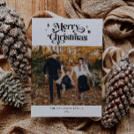 Cartão de Férias de Natal Retroativo<br><div class="desc">Cartão de férias retrô e minimalista para 2023 com fontes retrô com espirais que dizem "Feliz Natal" no topo com estrelas. Você pode adicionar 2 fotos a este cartão.</div>