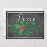 Cartão de Férias de Paz | Faux Chalkboard, Holly<br><div class="desc">Este cartão de Natal "Peace" ou Holiday, barato e festivo, preto e branco, tem um conjunto de verde que tem folhas e bagas ocas e outras folhagem cortadas sobre um fundo falso de quadro negro, com um giz fino e branco, que olha para a sua volta. A primeira redação é...</div>