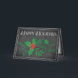 Cartão de Férias Feliz | Faux Chalkboard, Holly<br><div class="desc">Este quadro negro e festivo, preto e branco, "Felizes Feriados" de Natal ou Feriado tem um conjunto de verde que tem folhas e bagas ocas e outras folhagem cortadas sobre um fundo de quadro fino, com um giz branco fino, que olha a borda em volta. O texto "Felizes Feriados" é...</div>