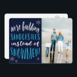 Cartão de Férias Flat de Natal de Winter Beach<br><div class="desc">Mande aos seus entes queridos um cartão com fotos desta temporada de férias de uma cidade quente! Diga aos seus amigos e familiares que está construindo um castelo de areia em vez de um boneco de neve festivo! Adicione uma saudação à parte de trás do design!</div>