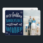 Cartão de Férias Flat de Natal de Winter Beach<br><div class="desc">Mande aos seus entes queridos um cartão com fotos desta temporada de férias de uma cidade quente! Diga aos seus amigos e familiares que está construindo um castelo de areia em vez de um boneco de neve festivo! Adicione uma saudação à parte de trás do design!</div>