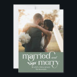 Cartão de Férias Fotográficas casado e Feliz recém<br><div class="desc">Celebre a temporada com este cartão moderno e na moda de Berry Berry Sweet. Itens correspondentes e mais opções de design estão disponíveis em nossa loja: www.berryberrysweet.com. A cor de fundo pode ser personalizada online para melhor corresponder à sua foto!</div>