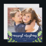 Cartão de Férias Greenerado Festivo / Natal<br><div class="desc">Este Cartões de foto de Natal moderno apresenta a cor-de-água,  bagas ocas,  folhas e ramos sobre um fundo azul marinho,  com as palavras "melhor natal" em letra na moda. Fácil de personalizar com sua própria foto e texto. Fotografia © Storytree Studios,  Stanford,  CA</div>