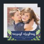 Cartão de Férias Greenerado Festivo / Natal<br><div class="desc">Este Cartões de foto de Natal moderno apresenta a cor-de-água,  bagas ocas,  folhas e ramos sobre um fundo azul marinho,  com as palavras "melhor natal" em letra na moda. Fácil de personalizar com sua própria foto e texto. Fotografia © Storytree Studios,  Stanford,  CA</div>