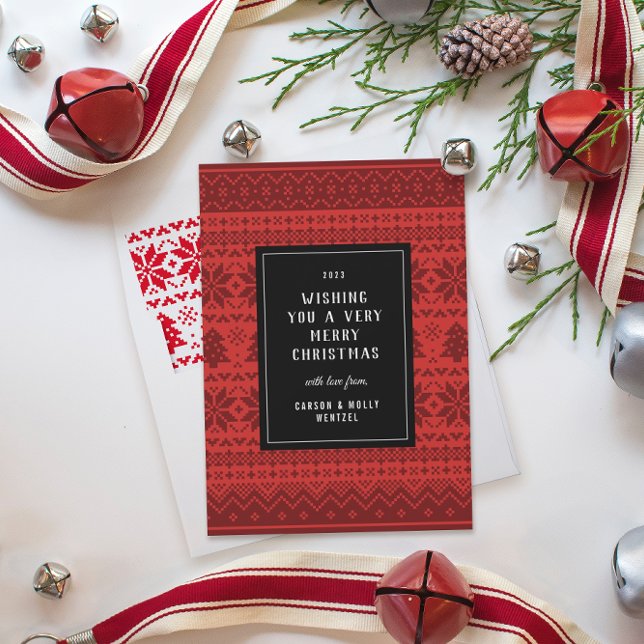 Cartão de Férias Padrão do Sweater de Natal Vermel (Red Christmas sweater patterned card with black box in the middle with year, message and name text)