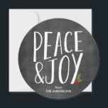 Cartão de Férias Redondo de Quadro de Paz e Joy<br><div class="desc">Espalhe a paz e a alegria com este cartão de feriado redondo estilo chalkboard.</div>