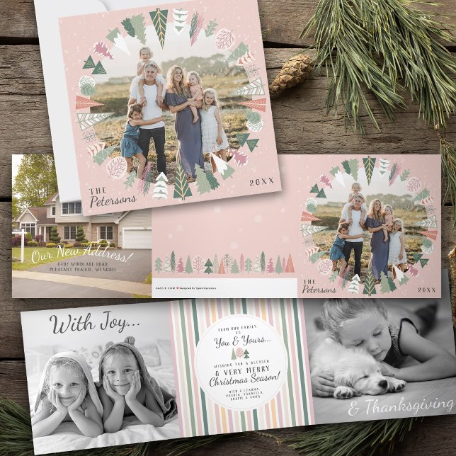 Cartão de Férias Tridvezes para Árvores de Natal d (Vintage Modern Chic Christmas Trees Circle multi photo family name 2023 card, pink, sage green, cute)