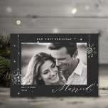Cartão De Festividades 1rua de Natal Casado Preto Espalha Foto Moderna<br><div class="desc">Celebre seu primeiro Natal casado com este maravilhoso cartão de Natal das 1ruas Casado White Sparkles Moderno de Férias. Apresentando um falso efeito de rotinas que adiciona um toque de brilho aos delicados flocos de neve, esta carta captura a magia da estação. O fundo é desenhado com uma textura de...</div>