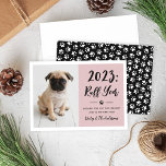 Cartão De Festividades 2022 Foto do Cachorro Rosy Pink Funny<br><div class="desc">2022 foi um "Pouco menos de um Ano Ruff"! Este cartão com fotos engraçado sobre o tema feriado apresenta uma foto do seu filhote adjacente ao texto moderno do script manuscrito e do texto personalizado que você pode personalizar com uma mensagem personalizada de feriado e de ano novo, o nome...</div>