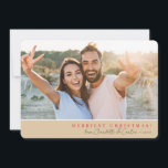 CARTÃO DE FESTIVIDADES 2023: CALIBRAGEM DE BRILHETE SIMPLES FOTO<br><div class="desc">por kat massard >> WWW.SIMPLYSWEETPAPERIE.COM <<< design de placa simples com saudação vermelha (você pode alterá-la) e assinatura de nome. Área máxima para mostrar sua linda família também com foto horizontal</div>