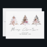 Cartão De Festividades 3 Fotos em forma de árvore Calendário 2026 Feliz N<br><div class="desc">3 Fotos em forma de árvore Calendário 2026 Feliz Natal. Disponível digitalmente e impresso. Feliz Natal está em um roteiro de na moda. Substitua facilmente a amostra de três imagens por suas próprias e personalize com seus nomes na frente e com a saudação de feliz ano novo no verso. Um...</div>
