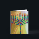 Cartão De Festividades 8 Dias De Chanukah<br><div class="desc">Um belo cartão Chanukah (Hanukkah) com selos postais e envelope correspondentes. Uma menorah de cor brilhante com velas verdes,  azuis,  amarelas e cor-de-rosa brilhante contra fundo ouro.</div>